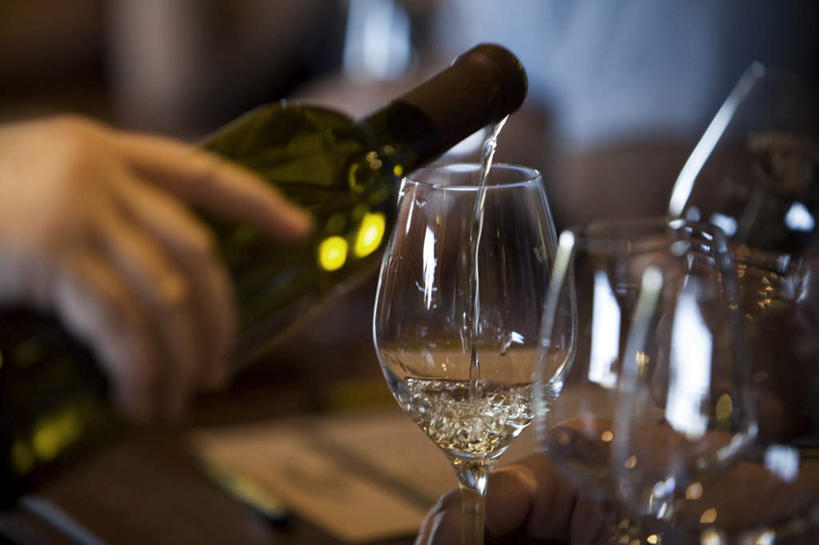 西方人,手,一个人,横图,室外,特写,白天,正面,杯子,欧洲,欧洲人,仅一个男性,仅一个人,握,阴影,朦胧,模糊,反射,高脚杯,影子,红酒杯,拿,红酒瓶,拿着,玻璃制品,酒瓶,仅一个年轻男性,玻璃瓶,酒杯,瓶子,手部,握着,倾倒,倾泻,倾注,泼洒,男人,男性,年轻男性,白种人,玻璃杯,半身,彩图