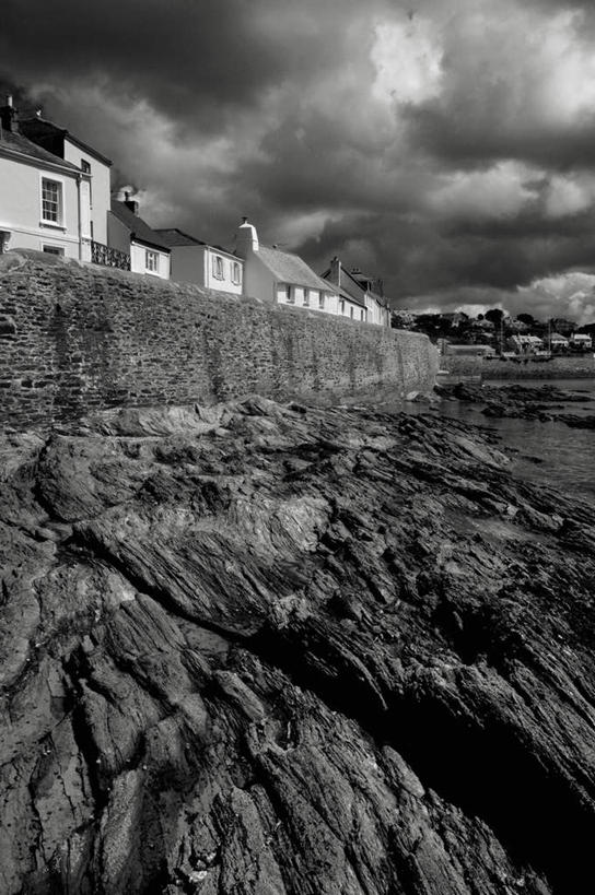 无人,家,竖图,黑白,室外,白天,正面,旅游,度假,河流,石头,美景,水,别墅,城市风光,城市,建筑,英国,欧洲,阴影,波纹,光线,石子,影子,房屋,屋子,河水,景观,水流,乌云,云,阴天,云朵,公寓,建筑群,云彩,娱乐,建设,洋房,楼房,住宅,水纹,天空,阳光,波浪,天,享受,休闲,景色,放松,昏暗,阴沉,西欧,大不列颠,大不列颠及北爱尔兰联合王国,大不列颠联合王国,日不落英帝国,康沃尔,康沃尔郡,石块,房子