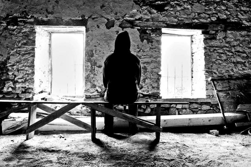 西方人,一个人,坐,横图,黑白,室外,白天,窗户,椅子,欧洲,欧洲人,仅一个男性,仅一个人,阴影,反射,木制,影子,木椅,墙,仓库,墙壁,墙面,仅一个年轻男性,背面,木制品,诡异,恐怖,可怕,可骇,恐惧,男人,男性,年轻男性,白种人,坐着,全身