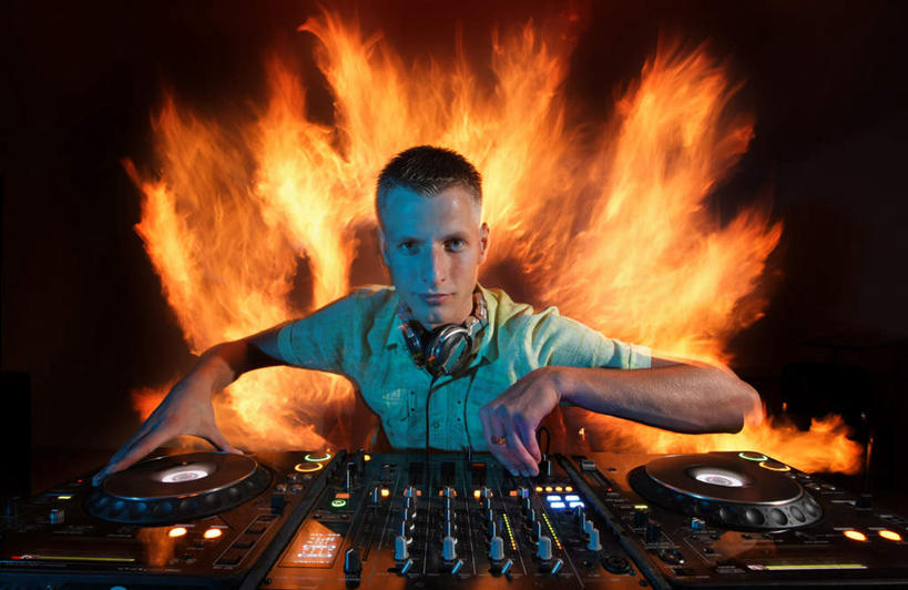 西方人,一个人,横图,室内,白天,正面,陶醉,快乐,满意,幸福,热情,数据,火,欧洲,欧洲人,仅一个男性,仅一个人,服装,信息,光盘,火焰,光碟,音响,燃烧,音乐,音乐播放器,注视,休闲装,娱乐,存储介质,仅一个年轻男性,衣服,蓝色,耳机,观察,看,享受,休闲,休闲服,放松,服饰,观看,碟片,存储,控制,察看,舒适,家用电器,享乐,关注,主持人,主持,留声机,节制,管制,掌握,唱片机,男人,男性,年轻男性,白种人,半身,彩图,播放器,沉醉