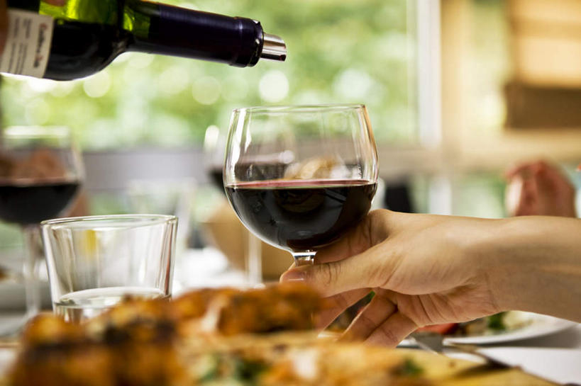 红酒,葡萄酒,西方人,手,一个人,举,横图,室内,特写,白天,正面,杯子,欧洲,欧洲人,仅一个男性,仅一个人,握,朦胧,模糊,高脚杯,红酒杯,酒类,拿,红酒瓶,拿着,玻璃制品,酒,酒瓶,饮料,仅一个年轻男性,一只,玻璃瓶,酒杯,瓶子,托,手部,红葡萄酒,握着,倾泻,倾注,泼洒,男人,男性,年轻男性,白种人,玻璃杯,举起,举手,举着,向上举,向上伸,向上托,半身,彩图