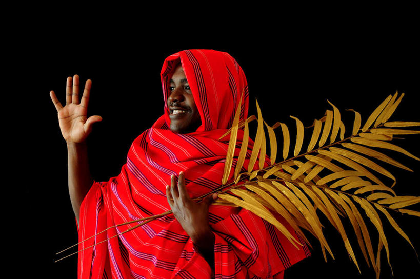 西方人,一个人,举,笑,微笑,露齿笑,横图,室外,白天,正面,叶子,欧洲,非洲,黑人,欧洲人,仅一个男性,仅一个人,仅一个中年男性,招呼,黑色背景,服装,装饰,头巾,绿叶,注视,休闲装,衣服,观察,看,托,休闲,休闲服,嫩叶,遮,遮掩,摄影,服饰,影棚,观看,呼唤,华丽,修饰,点缀,察看,掩盖,遮挡,关注,问候,棕榈叶,遮盖,衬托,美观,雅致,雅观,召唤,掩饰,号召,男人,男性,中年男性,非洲人,叶,叶片,举起,举手,举着,向上举,向上伸,向上托,半身,彩图,影棚拍摄,拍摄,五指张开