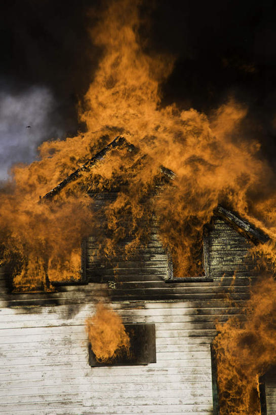 无人,家,竖图,室外,夜晚,正面,热情,火,阴影,围绕,反射,木制,火焰,影子,房屋,屋子,烟雾,燃烧,楼房,住宅,木制品,缭绕,火灾,灾难,旋绕,萦绕,劫难,磨难,灾祸,回绕,彩图,房子,灾害