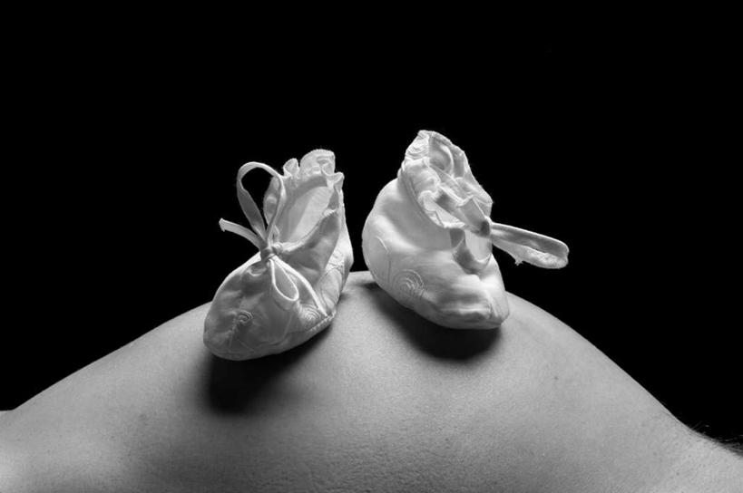 西方人,孕妇,腹部,一个人,躺,横图,室内,白天,正面,鞋子,欧洲,欧洲人,仅一个年轻女性,仅一个女性,仅一个人,一双,阴影,黑色背景,光线,影子,灯光,白色,怀孕,摄影,影棚,待产,妊娠,准妈妈,年轻女性,女人,女性,白种人,腹,肚子,产妇,躺着,半身,彩图,影棚拍摄,拍摄