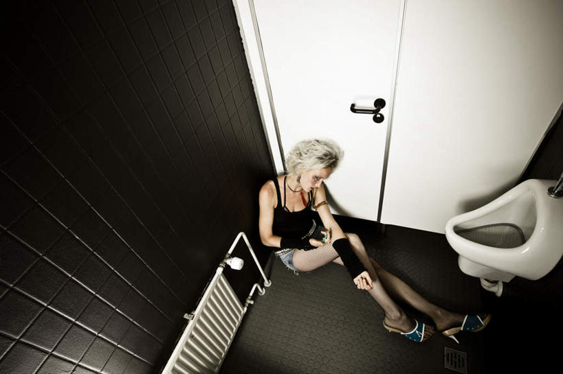 西方人,一个人,坐,横图,俯视,室内,白天,生活用品,卫生间,洗手间,欧洲,欧洲人,仅一个年轻女性,仅一个女性,仅一个人,握,瓷砖,地砖,马桶,墙,地面,拿,拿着,注视,墙壁,墙面,观察,看,握着,座便器,观看,毒品,察看,关注,卫浴,子孙桶,福寿膏,年轻女性,女人,女性,白种人,厕所,坐着,彩图,高角度拍摄,全身