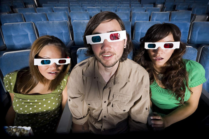 西方人,三个人,伙伴,朋友,坐,横图,室内,夜晚,正面,友谊,剧院,欧洲,欧洲人,一排,整齐,透明,眼镜,注视,座位,排列,蓝色,观察,看,观看,察看,队列,关注,理智,沉静,冷色,高深,冷淡,坐位,立体眼镜,友情,男人,男性,年轻男性,年轻女性,女人,女性,白种人,坐着,半身,彩图,剧场,戏院