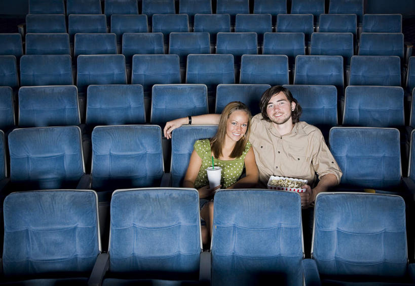 西方人,三个人,伙伴,朋友,坐,横图,室内,夜晚,正面,友谊,剧院,欧洲,欧洲人,一排,整齐,透明,眼镜,注视,座位,排列,蓝色,观察,看,观看,察看,队列,关注,理智,沉静,冷色,高深,冷淡,坐位,立体眼镜,友情,男人,男性,年轻男性,年轻女性,女人,女性,白种人,坐着,半身,彩图,剧场,戏院