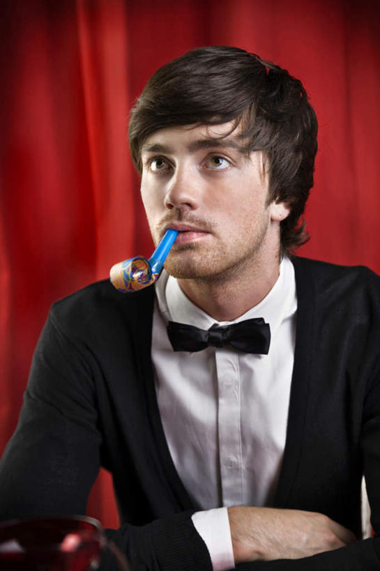 西方人,一个人,坐,竖图,室内,白天,正面,西装,欧洲,欧洲人,仅一个男性,仅一个人,咬,套装,正装,领结,注视,职业装,仅一个年轻男性,红色,看,帷幕,咬着,关注,帷幔,幕布,玩具吹卷,幕帘,帷幔布,男人,男性,年轻男性,白种人,抬头,仰头,坐着,半身,彩图