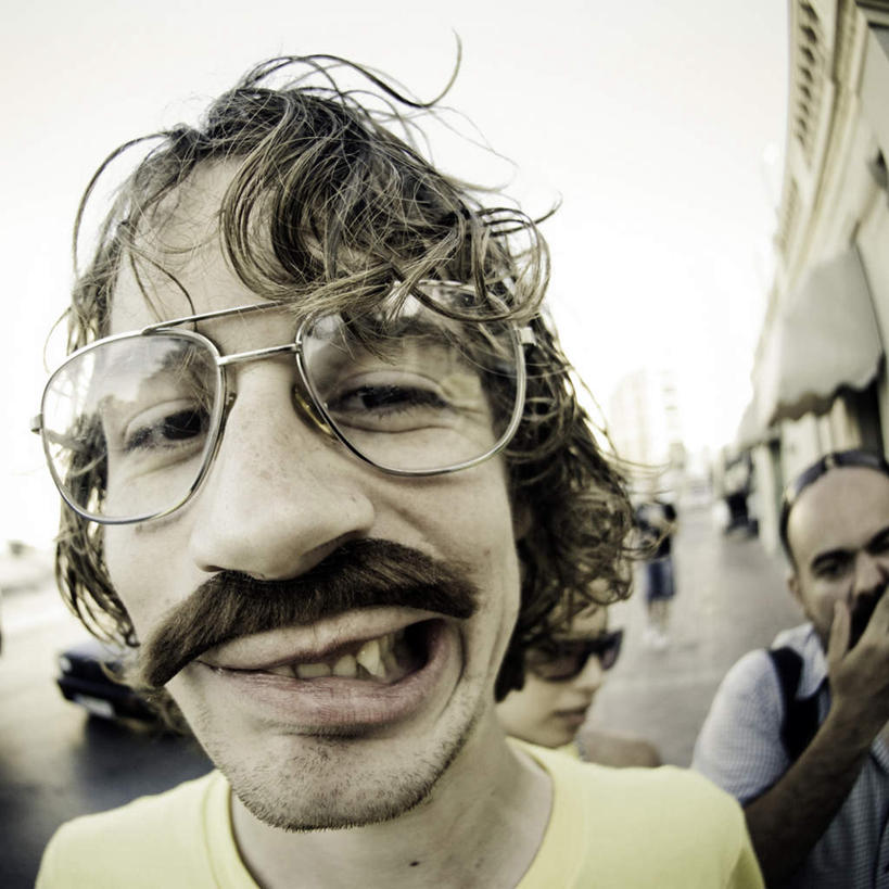 西方人,胡须,一个人,站,笑,微笑,露齿笑,竖图,室外,白天,正面,广角镜头,鱼眼镜头,欧洲,欧洲人,仅一个男性,仅一个人,仅一个中年男性,阴影,光线,眼镜,影子,注视,阳光,观察,看,站着,观看,察看,关注,近视眼镜,男人,男性,中年男性,白种人,胡子,络腮胡,站立,半身,彩图