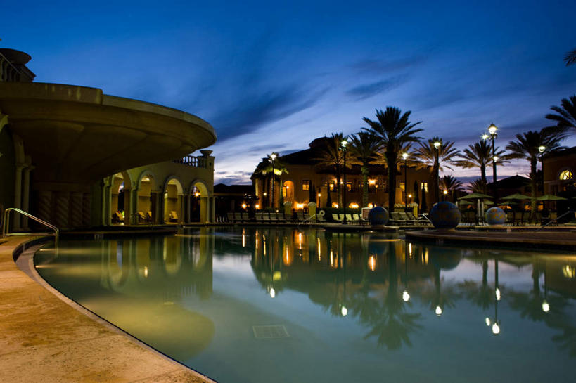 无人,体育馆,游泳池,家,横图,室外,夜晚,正面,度假,美景,水,植物,别墅,城市风光,城市,棕榈树,叶子,阴影,反射,影子,房屋,屋子,景观,水池,水面,公寓,绿叶,娱乐,泳池,洋房,楼房,住宅,树,树木,蓝色,绿色,蓝天,天空,自然,天,享受,休闲,嫩叶,景色,放松,生长,晴朗,成长,游泳馆,棕榈叶,万里无云,灯火辉煌,火树银花,灯烛辉煌,叶,叶片,晴空,晴空万里,彩图,房子