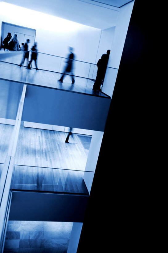 西方人,同事,商务人士,商务男性,商务女性,高楼大厦,栏杆,走,竖图,俯视,室内,白天,衬衫,成功,办公楼,合作,团队,集体,信心,大厦,建筑,摩天大楼,写字楼,欧洲,欧洲人,套装,栅栏,篱笆,围栏,走道,走廊,过道,许多人,队伍,护栏,行走,楼宇,一群人,商务楼,领导,成就,商务装,合伙,领袖,工薪阶层,白种人,白领,上班族,步行,走路,彩图,高角度拍摄,全身,衬衣,大楼,高层建筑,高楼,摩天楼