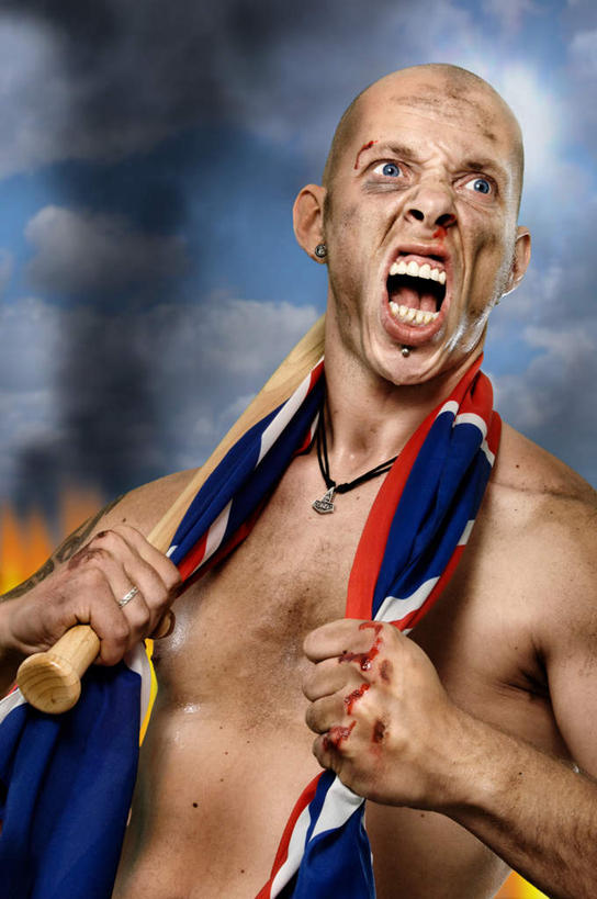 西方人,一个人,运动员,竖图,室内,白天,正面,项链,欧洲,欧洲人,仅一个男性,仅一个人,一根,一条,握,装饰,棒球棒,拿,拿着,注视,装饰品,仅一个年轻男性,饰品,首饰,观察,看,张嘴,握着,观看,华丽,修饰,点缀,察看,疯狂,关注,张大嘴巴,叫喊,衬托,美观,雅致,雅观,男人,男性,年轻男性,白种人,张开嘴,体育运动员,运动选手,半身,彩图