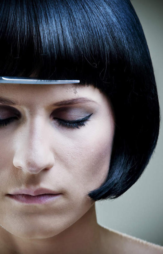 西方人,头发,一个人,模特,闭眼,竖图,室内,特写,白天,正面,欧洲,欧洲人,仅一个年轻女性,仅一个女性,仅一个人,一把,修剪,灰色背景,整齐,工具,剪刀,黑色,摄影,影棚,剪发,裁剪,剪子,剪裁,切割,刘海,尤物,年轻女性,女人,女性,白种人,发型,模特儿,闭眼睛,闭着眼,闭着眼睛,半身,彩图,影棚拍摄,拍摄,佳丽,丽人,美人