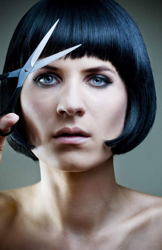 西方人,头发,一个人,模特,竖图,室内,特写,白天,正面,欧洲,欧洲人,仅一个年轻女性,仅一个女性,仅一个人,一把,握,修剪,灰色背景,整齐,工具,剪刀,拿,拿着,注视,黑色,观察,看,握着,摄影,影棚,观看,剪发,裁剪,察看,剪子,剪裁,切割,关注,刘海,尤物,年轻女性,女人,女性,白种人,发型,模特儿,半身,彩图,影棚拍摄,拍摄,佳丽,丽人,美人