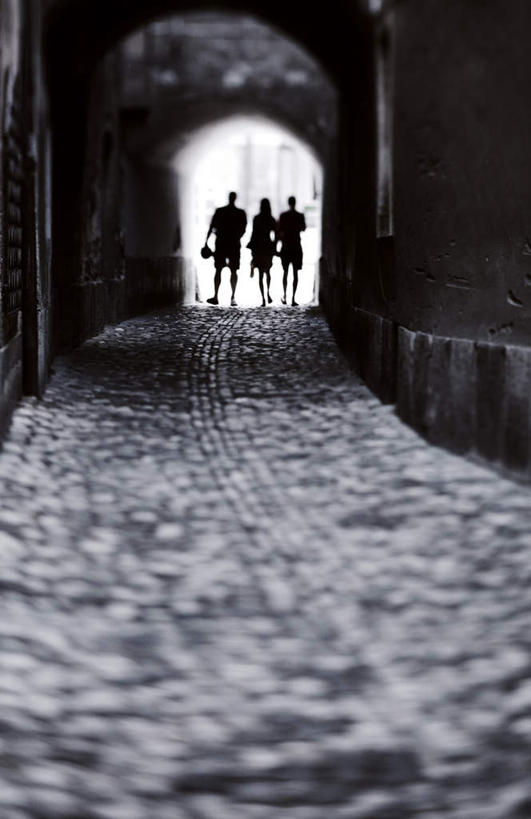 三个人,站,竖图,黑白,室外,白天,旅游,度假,道路,街道,路,公路,欧洲,斯洛文尼亚,朦胧,模糊,拱门,小路,交通,首都,娱乐,背面,站着,享受,休闲,放松,中欧,斯洛文尼亚共和国,卢布尔雅那,移轴,马路,站立,全身