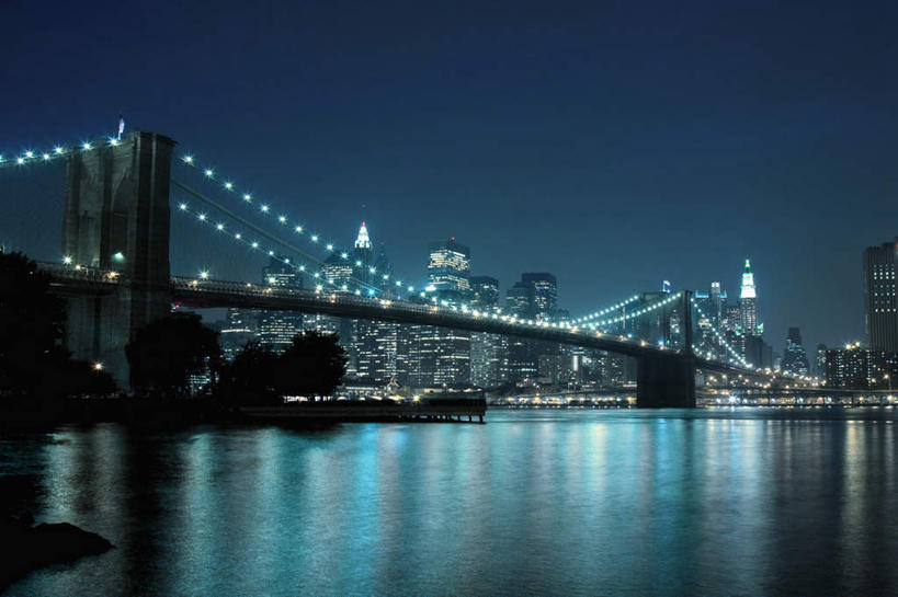 无人,横图,全景,室外,夜晚,正面,河流,水,天际线,城市,路灯,照明,纽约,美国,连接,平静,河水,水流,桥,灯光,曼哈顿,灯,蓝色,倒影,天空,天,闪耀,吊桥,人行桥,宁静,链接,悬索桥,照亮,倒映,北美,北美洲,紧固,闪烁,照明设备,美洲,吊杆,纽约州,帝国之州,帝国州,北亚美利加洲,亚美利加洲,链结,牢固,闪动,闪灼,反照,锚锭,悬索,彩图,曼哈顿岛