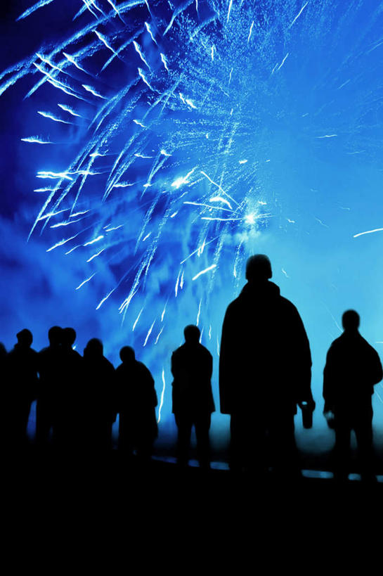 站,竖图,室外,夜晚,仰视,旅游,度假,美景,烟火,景观,许多人,娱乐,蓝色,蓝天,天空,自然,焰火,天,站着,一群人,享受,休闲,景色,放松,晴朗,自然风光,礼花,参观,万里无云,花炮,礼花炮,烟花,晴空,晴空万里,站立,半身,彩图,低角度拍摄,观光