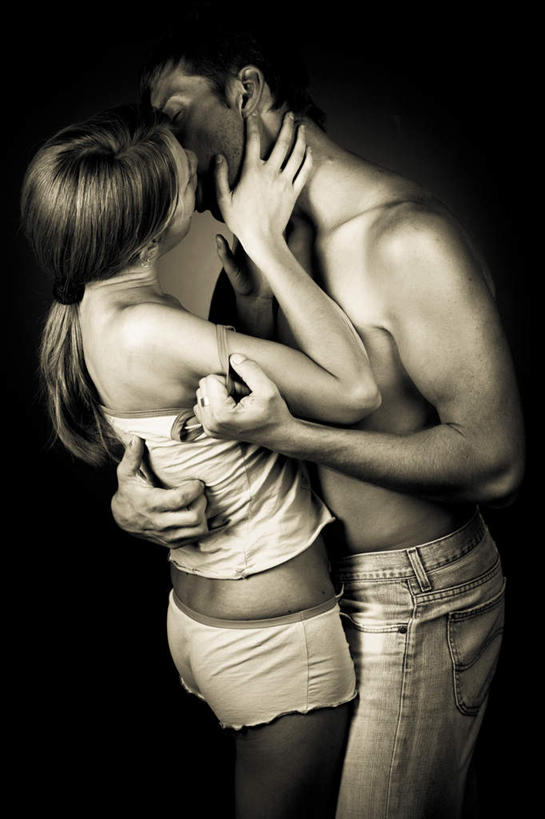 西方人,两个人,站,抱,吻,竖图,阶调图片,室内,白天,侧面,爱情,欧洲,欧洲人,黑色背景,浪漫,裸露,亲昵,站着,温暖,温馨,恩爱,激情,亲密,亲热,恋人,摄影,影棚,抱着,和睦,暴露,搂着,亲切,袒露,密切,男人,男性,年轻男性,年轻女性,女人,女性,白种人,情侣,怀抱,搂,搂抱,亲,亲吻,相抱,拥抱,站立,半身,彩图,影棚拍摄,拍摄,伴侣,融洽