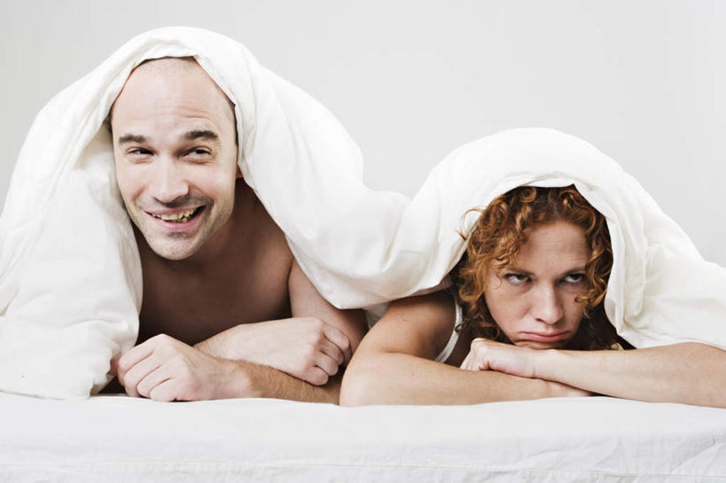 西方人,脸,头,眼睛,鼻子,嘴,耳朵,脸颊,眉毛,睫毛,手,两个人,夫妻,抱,笑,双手交叉,微笑,露齿笑,横图,室内,白天,正面,爱情,床,靠垫,卧室,欧洲,欧洲人,瞳孔,握,阴影,反射,影子,床单,靠枕,浪漫,拿,拿着,注视,被子,白色,垫子,枕头,观察,看,趴着,手部,恩爱,握着,眼部,恋人,单人床,抱着,观看,察看,卫生,双手抱胸,被单,搂着,关注,纯真,洁净,负气,光明,恬静,中间色,朴素,清白,赌气,白种人,头部,鼻,鼻孔,耳,耳部,睫,口,口腔,脸部,脸蛋,眉,面部,眼,眼睫毛,眼眉,嘴巴,嘴唇,夫妇,情侣,怀抱,搂,搂抱,趴,相抱,拥抱,半身,彩图,睡房,卧房,伴侣,眼眉毛