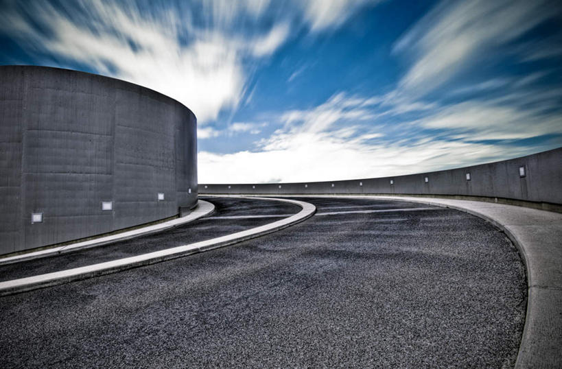 无人,横图,室外,白天,正面,度假,美景,城市风光,城市,道路,路,公路,阴影,光线,影子,景观,云,云朵,分界线,停车线,弯道,交通,云彩,娱乐,蓝色,白云,蓝天,天空,阳光,天,享受,休闲,景色,放松,晴朗,车行道,车行道分界线,标线,拐弯,车行线,晴空,马路,彩图