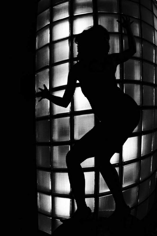 西方人,手,一个人,站,竖图,室内,白天,正面,性感,窗户,落地窗,欧洲,欧洲人,仅一个年轻女性,仅一个女性,仅一个人,阴影,反射,影子,玻璃窗,扶,站着,手部,扶着,尤物,年轻女性,女人,女性,白种人,站立,半身,彩图,美人