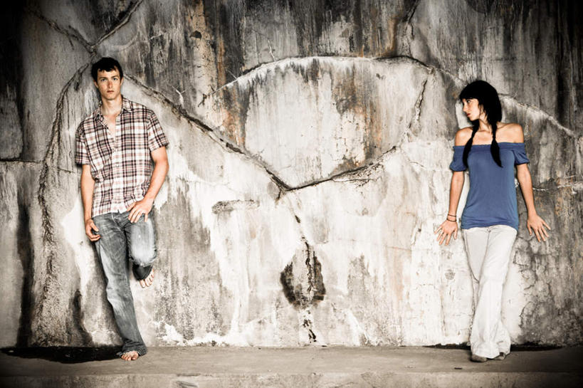 西方人,两个人,站,走,横图,室外,白天,正面,爱情,欧洲,欧洲人,阴影,反射,分离,影子,墙,浪漫,墙壁,墙面,站着,温暖,温馨,恩爱,恋人,肮脏,分散,和睦,邋遢,分手,龌龊,污秽,别离,恶浊,男人,男性,年轻男性,年轻女性,女人,女性,白种人,情侣,步行,散步,站立,走路,半身,彩图,伴侣,融洽