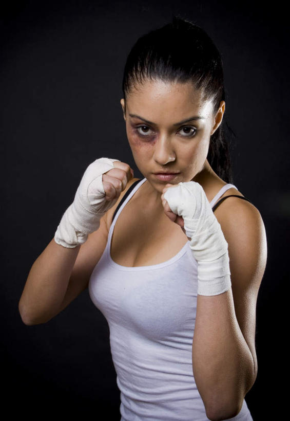 西方人,脸,头,眼睛,鼻子,嘴,耳朵,脸颊,眉毛,睫毛,一个人,拳击手,站,竖图,室内,特写,白天,正面,锻炼,比赛,运动,拳击,欧洲,欧洲人,瞳孔,仅一个年轻女性,仅一个女性,仅一个人,阴影,服装,反射,影子,注视,休闲装,衣服,观察,看,站着,休闲,休闲服,眼部,服饰,观看,察看,关注,防卫,瘀青,体育,年轻女性,女人,女性,白种人,头部,鼻,鼻孔,耳,耳部,睫,口,口腔,脸部,脸蛋,眉,面部,眼,眼睫毛,眼眉,嘴巴,嘴唇,拳击家,拳击运动员,站立,半身,彩图,健身,眼眉毛