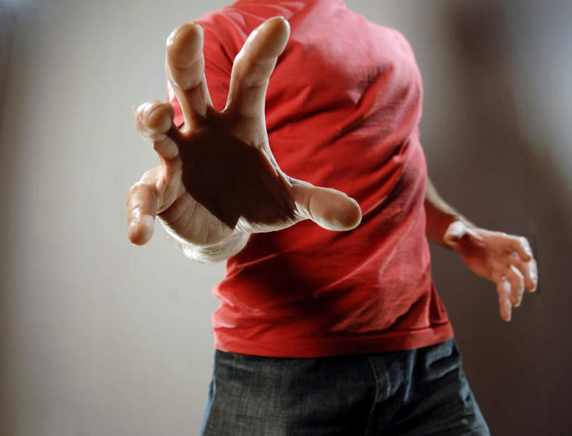 西方人,手,一个人,站,横图,室外,特写,白天,正面,欧洲,欧洲人,仅一个男性,仅一个人,服装,裤子,朦胧,模糊,牛仔裤,休闲装,仅一个年轻男性,衣服,站着,休闲,手部,休闲服,抓,服饰,男人,男性,年轻男性,白种人,站立,半身,彩图