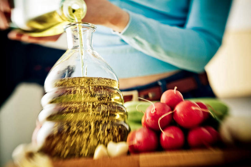 西方人,手,一个人,站,横图,室内,白天,正面,兴奋,热情,萝卜,蔬菜,蒜,欧洲,欧洲人,仅一个年轻女性,仅一个女性,仅一个人,倒,握,服装,裤子,新鲜,食用油,食品,案板,开放,拿,蒜头,拿着,牛仔裤,休闲装,砧板,食物,衣服,红色,站着,休闲,健康,温暖,手部,休闲服,奔放,活力,积极,激情,握着,倾倒,服饰,朝气,有机食品,绿色食品,水萝卜,暖色,吉祥,生命,饱满,革命,热烈,赤色,充实,斗志,喜气,主动,胡蒜,年轻女性,女人,女性,白种人,大蒜,站立,半身,彩图,欢乐