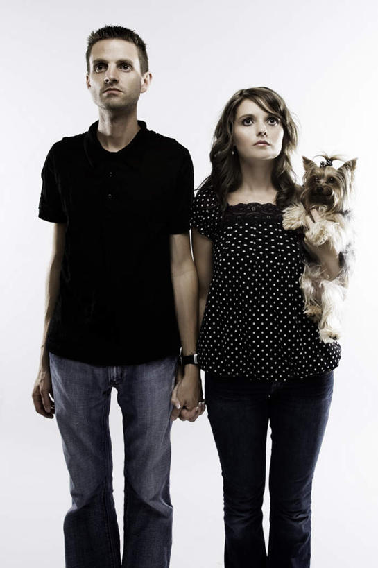 西方人,脸,头,眼睛,鼻子,嘴,耳朵,脸颊,眉毛,睫毛,两个人,站,竖图,室内,白天,正面,爱情,宠物,狗,欧洲,欧洲人,瞳孔,阴影,服装,裤子,反射,影子,浪漫,注视,牛仔裤,休闲装,一只,衣服,动物,观察,看,站着,休闲,温暖,温馨,休闲服,恩爱,可爱,眼部,恋人,服饰,观看,和睦,察看,关注,跑着,忠诚,男人,男性,年轻男性,年轻女性,女人,女性,白种人,头部,鼻,鼻孔,耳,耳部,睫,口,口腔,脸部,脸蛋,眉,面部,眼,眼睫毛,眼眉,嘴巴,嘴唇,情侣,犬,站立,半身,彩图,伴侣,融洽,眼眉毛