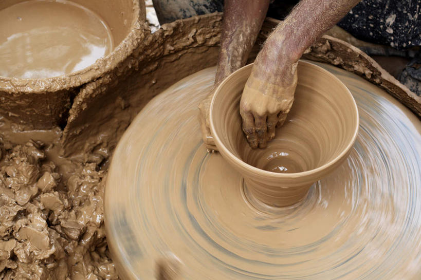 东方人,手,一个人,捏,横图,俯视,室外,白天,绘画,亚洲,仅一个男性,仅一个人,握,制作,阴影,反射,彩绘,瓷器,影子,陶瓷,拿,捏着,拿着,旋转,黄种人,加工,仅一个年轻男性,手部,握着,陶艺,陶土,彩釉,男人,男性,年轻男性,亚洲人,画画,半身,彩图,高角度拍摄