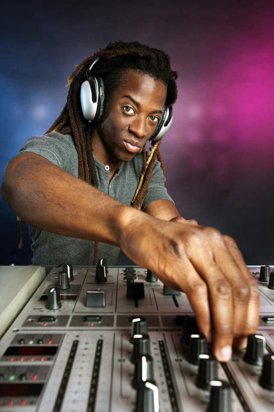 西方人,一个人,站,竖图,室内,白天,正面,快乐,满意,幸福,欧洲,非洲,黑人,欧洲人,仅一个男性,仅一个人,戴,阴影,服装,朦胧,模糊,光线,影子,灯光,唱片,音响,音乐,注视,休闲装,娱乐,仅一个年轻男性,衣服,耳机,观察,看,站着,享受,休闲,休闲服,放松,服饰,观看,操纵,戴着,察看,操作,舒适,享乐,关注,打碟机,驾驭,利用,把持,支配,按键,男人,男性,年轻男性,非洲人,站立,半身,彩图