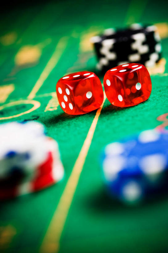 无人,竖图,俯视,室内,特写,白天,游戏,赌博,贪欲,竞争,静物,玩具,许多,朦胧,模糊,骰子,很多,玩,娱乐,刺激,红色,休闲,筹码,活动,发泄,消遣,智力,赌具,色子,投机,侥幸,欲望,投子,宣泄,玩耍,嬉戏,彩图,高角度拍摄,胜负,输赢