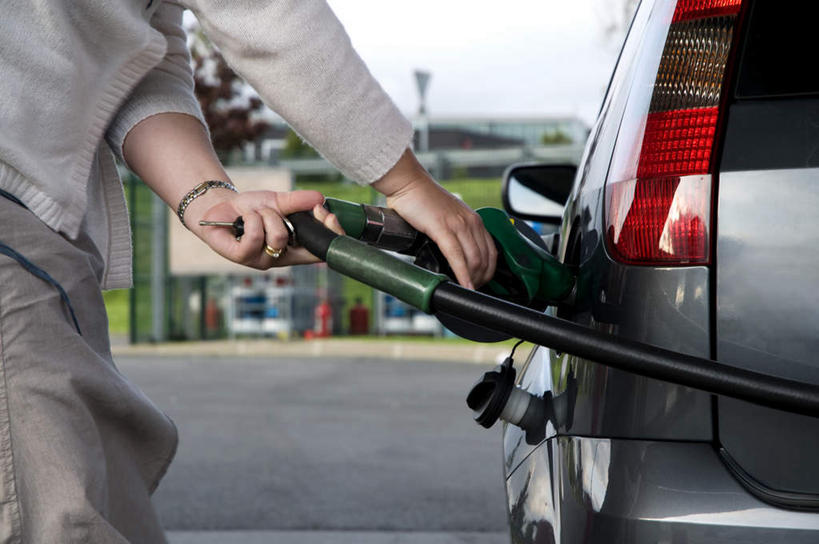 西方人,一个人,站,横图,室外,白天,侧面,爱情,道路,路,汽车,欧洲,欧洲人,仅一个男性,仅一个人,仅一个中年男性,一辆,握,服装,小路,交通,浪漫,拿,拿着,注视,休闲装,车,装饰品,衣服,戒指,饰品,首饰,交通工具,轿车,观察,看,站着,休闲,休闲服,恩爱,握着,服饰,观看,信物,察看,权利,关注,载具,手饰,男人,男性,中年男性,白种人,加油工,加油工人,站立,半身,彩图