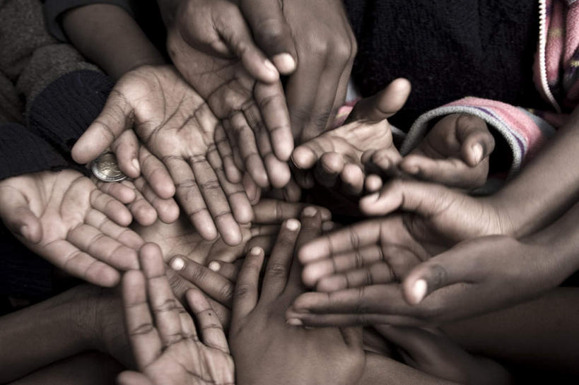 西方人,手,横图,俯视,室内,白天,欧洲,非洲,黑人,欧洲人,许多人,一群人,手部,贫困,贫穷,不幸,饥饿,困难,可怜,贫苦,穷苦,清苦,清贫,男人,男性,年轻男性,年轻女性,女人,女性,非洲人,半身,彩图,高角度拍摄