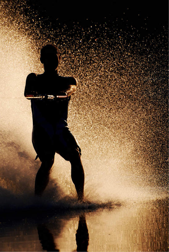 西方人,一个人,拉,竖图,室外,白天,正面,水,欧洲,欧洲人,仅一个男性,仅一个人,阴影,飞溅,溅,光线,液体,影子,水滴,背光,水珠,仅一个年轻男性,阳光,喷洒,逆光,滑水运动,男人,男性,年轻男性,白种人,彩图,全身