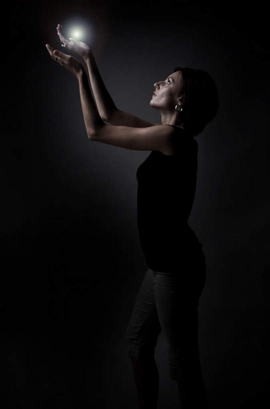 西方人,一个人,站,举,竖图,室内,白天,侧面,欧洲,欧洲人,仅一个年轻女性,仅一个女性,仅一个人,灰色背景,服装,鲜艳,美丽,休闲装,漂亮,衣服,托,站着,休闲,休闲服,摄影,服饰,影棚,优美,摩登,艳丽,萤火虫,斑斓,标致,瑰丽,娇艳,锦绣,娟秀,俊丽,奇丽,俏丽,时兴,秀丽,年轻女性,女人,女性,白种人,举起,举手,举着,向上举,向上伸,向上托,站立,半身,彩图,影棚拍摄,拍摄