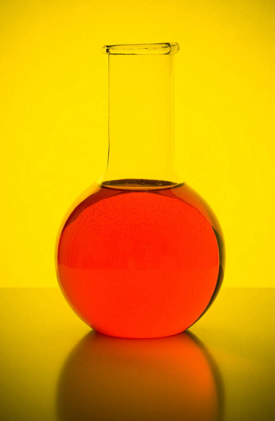 无人,竖图,室内,白天,正面,实验,仪器,黄色背景,研究,透明,分析,化学,测试,烧瓶,液体,玻璃制品,一个,红色,玻璃瓶,瓶子,器皿,摄影,影棚,单个,玻璃仪器,试验耗材,实验用品,圆底烧瓶,彩图,影棚拍摄,拍摄