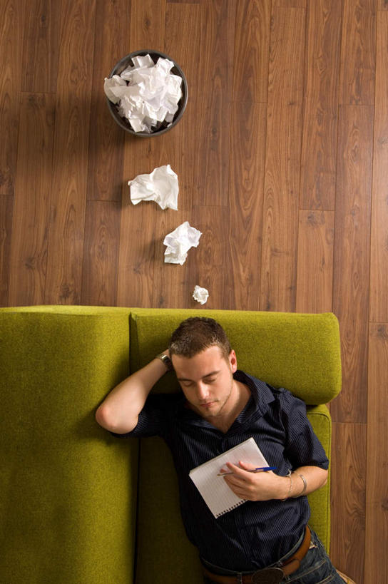 西方人,一个人,躺,闭眼,竖图,俯视,室内,白天,地板,沙发,欧洲,欧洲人,仅一个男性,仅一个人,握,阴影,服装,光线,笔,影子,灯光,办公用品,记事本,地面,拿,拿着,休闲装,木地板,文具,仅一个年轻男性,衣服,本子,笔记本,学习用品,休闲,休闲服,握着,服饰,文具用品,纸篓,布艺沙发,篓子,卧着,男人,男性,年轻男性,白种人,闭眼睛,闭着眼,闭着眼睛,躺着,卧,半身,彩图,高角度拍摄