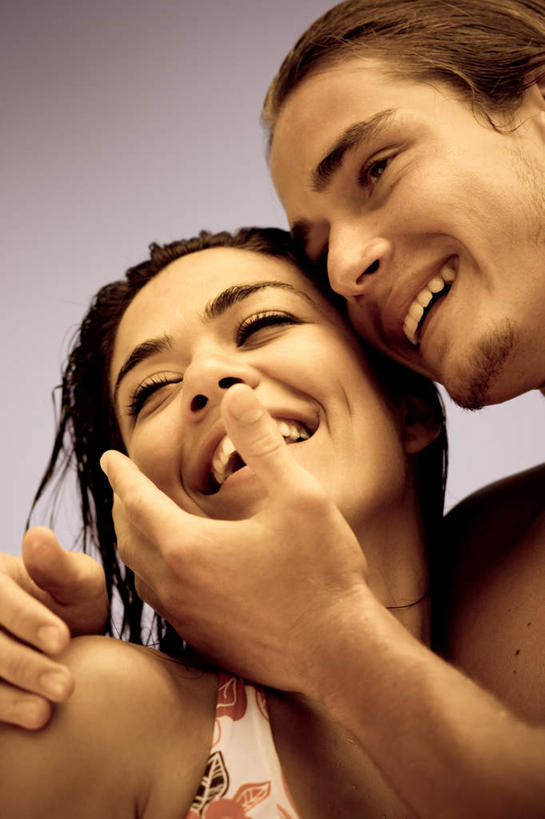 西方人,脸,头,脸颊,两个人,笑,摸,微笑,露齿笑,竖图,室外,白天,仰视,爱情,欧洲,欧洲人,抚摸,鲜艳,浪漫,美丽,漂亮,天空,天,温暖,温馨,恩爱,帅气,恋人,和睦,优美,摩登,艳丽,斑斓,标致,瑰丽,娇艳,锦绣,娟秀,俊丽,奇丽,俏丽,时兴,秀丽,男人,男性,年轻男性,年轻女性,女人,女性,白种人,头部,脸部,脸蛋,面部,情侣,触摸,接触,半身,彩图,低角度拍摄,伴侣,融洽