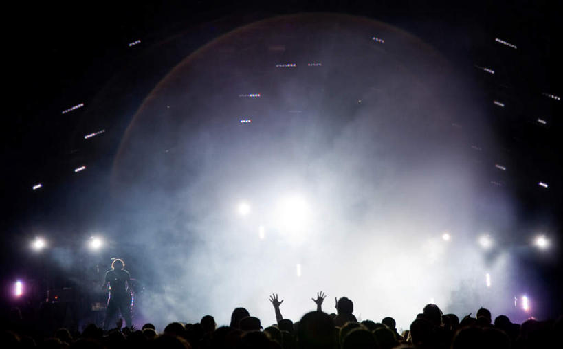 西方人,观众,站,举,横图,室外,夜晚,正面,欧洲,欧洲人,乐队,阴影,光线,影子,灯光,许多人,音乐,托,站着,一群人,男人,男性,年轻男性,年轻女性,女人,女性,白种人,观赏人员,举起,举手,举着,向上举,向上伸,向上托,站立,半身,彩图