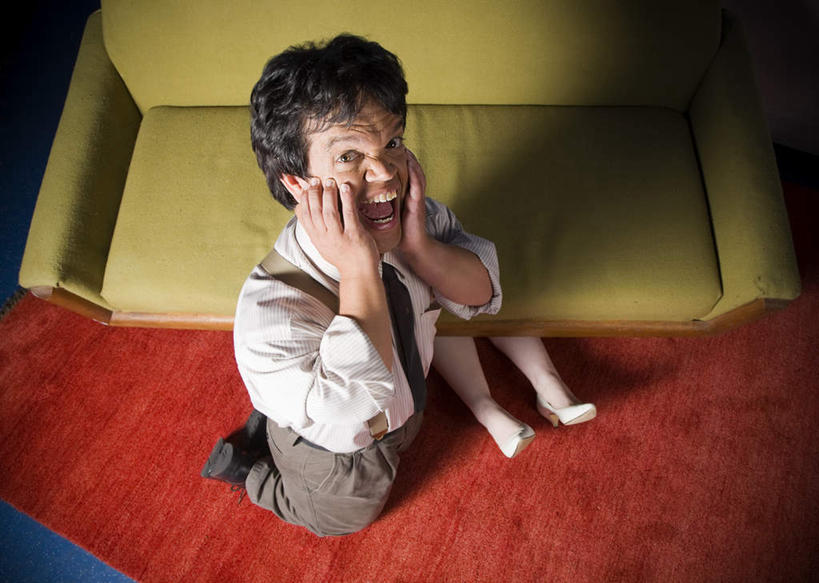 西方人,一个人,病人,跪,横图,俯视,室内,白天,高跟鞋,沙发,鞋子,欧洲,欧洲人,仅一个男性,仅一个人,一双,注视,仅一个年轻男性,一个,白色,观察,看,张嘴,单个,观看,害怕,察看,胆怯,关注,残疾,残疾人,张大嘴巴,布艺沙发,伤残,残障,弱势群体,畏惧,侏儒,男人,男性,年轻男性,白种人,患者,就医者,张开嘴,跪着,彩图,高角度拍摄,全身