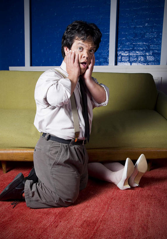 西方人,一个人,病人,跪,竖图,室内,白天,侧面,高跟鞋,窗户,沙发,鞋子,玻璃,欧洲,欧洲人,仅一个男性,仅一个人,一双,注视,玻璃窗,玻璃制品,仅一个年轻男性,一个,白色,观察,看,张嘴,单个,观看,害怕,察看,胆怯,关注,残疾,残疾人,张大嘴巴,布艺沙发,伤残,残障,弱势群体,畏惧,侏儒,男人,男性,年轻男性,白种人,患者,就医者,张开嘴,跪着,彩图,全身