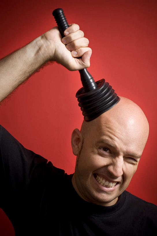 西方人,脸,头,脸颊,秃头,一个人,笑,微笑,露齿笑,竖图,室内,白天,正面,欧洲,欧洲人,仅一个男性,仅一个人,红色背景,工具,注视,仅一个年轻男性,观察,看,摄影,影棚,观看,察看,关注,马桶吸,疏导,疏通,厕所泵,厕所吸,皮搋子,皮踹子,水拔子,男人,男性,年轻男性,白种人,头部,光头,无发,脸部,脸蛋,面部,半身,彩图,影棚拍摄,拍摄