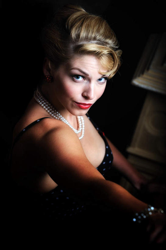 西方人,一个人,站,竖图,室内,白天,正面,欧洲,欧洲人,仅一个年轻女性,仅一个女性,仅一个人,服装,扭头,注视,休闲装,衣服,观察,看,站着,转头,休闲,休闲服,典雅,服饰,观看,察看,高雅,关注,雅致,文雅,年轻女性,女人,女性,白种人,站立,半身,彩图