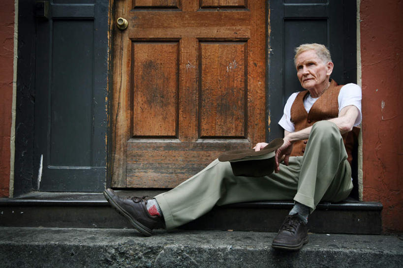 西方人,一个人,坐,笑,微笑,横图,室外,白天,正面,楼梯,门,欧洲,欧洲人,仅一个男性,仅一个人,木制,阶梯,注视,台阶,拾荒者,木制品,门框,观察,看,仅一个老年男性,乞丐,观看,察看,贫困,贫穷,关注,乞讨,困难,叫花子,叫化子,贫苦,穷苦,清苦,清贫,老年男性,男人,男性,白种人,坐着,彩图,全身