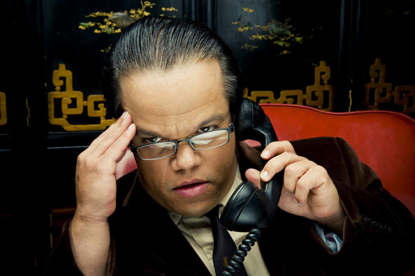 西方人,脸,头,脸颊,一个人,商务人士,病人,商务男性,打电话,横图,室内,白天,正面,衬衫,沙发,电话,欧洲,欧洲人,仅一个男性,仅一个人,一副,套装,木制,眼镜,墙,注视,通讯设备,墙壁,墙面,仅一个年轻男性,一个,红色,话筒,木制品,观察,看,电话线,单个,观看,察看,关注,商务装,残疾,残疾人,近视眼镜,工薪阶层,伤残,一部,残障,弱势群体,侏儒,交流,男人,男性,年轻男性,白种人,头部,脸部,脸蛋,面部,白领,患者,就医者,上班族,电话机,沟通,通话,半身,彩图,衬衣,皮沙发