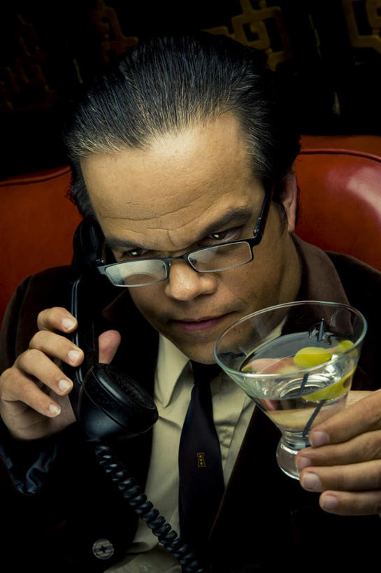 西方人,脸,头,脸颊,一个人,商务人士,病人,商务男性,打电话,竖图,室内,白天,正面,衬衫,沙发,电话,欧洲,欧洲人,仅一个男性,仅一个人,一副,套装,木制,眼镜,墙,注视,通讯设备,墙壁,墙面,仅一个年轻男性,一个,红色,话筒,木制品,观察,看,电话线,单个,观看,察看,关注,商务装,残疾,残疾人,近视眼镜,工薪阶层,伤残,一部,残障,弱势群体,侏儒,交流,男人,男性,年轻男性,白种人,头部,脸部,脸蛋,面部,白领,患者,就医者,上班族,电话机,沟通,通话,半身,彩图,衬衣,皮沙发