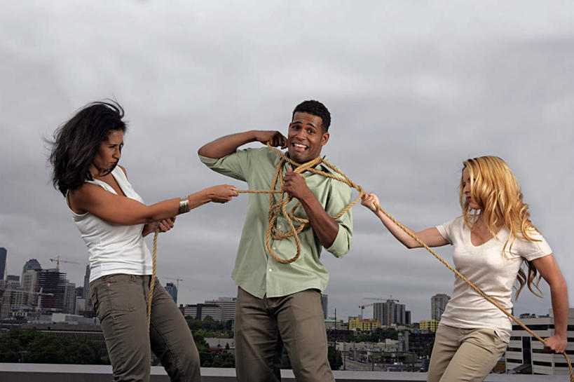 西方人,三个人,伙伴,朋友,站,笑,微笑,露齿笑,横图,室外,白天,仰视,友谊,欧洲,欧洲人,冲突,乌云,云,阴天,云朵,云彩,注视,天空,天,观察,看,站着,观看,打架,察看,昏暗,阴沉,关注,打斗,对手,情敌,敌手,友情,男人,男性,年轻男性,年轻女性,女人,女性,白种人,站立,半身,彩图,低角度拍摄