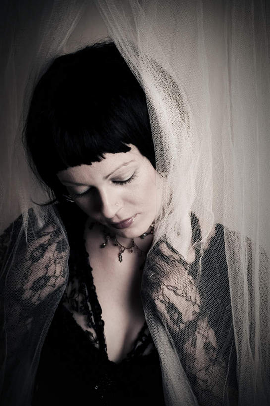 西方人,脸,头,脸颊,一个人,站,竖图,室内,特写,白天,正面,欧洲,欧洲人,仅一个年轻女性,仅一个女性,仅一个人,灰色背景,注视,观察,看,站着,摄影,影棚,观看,察看,关注,薄纱,丝织品,年轻女性,女人,女性,白种人,头部,脸部,脸蛋,面部,站立,半身,彩图,影棚拍摄,拍摄